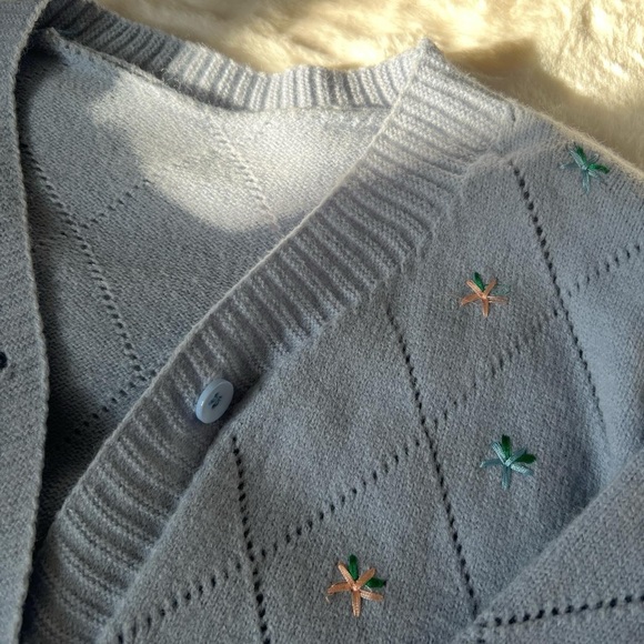 Sweaters - Cropped Knit Cardigan with Flower Embroidery